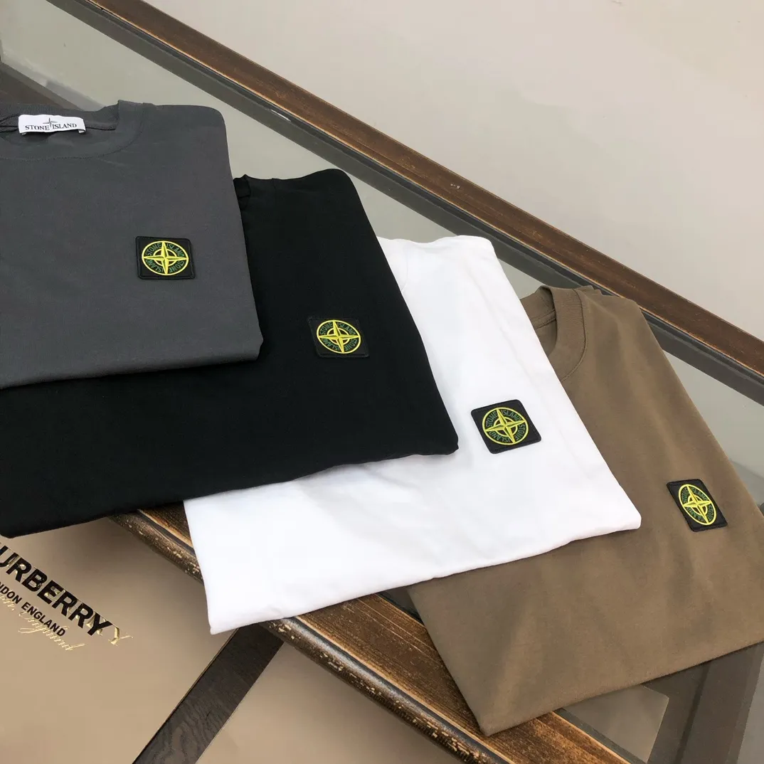 P150 A🍃Stone island 2025 spring and summer new men's and women's short-sleeved round neck T-shirt, with a unique and high-end style, embellished with the iconic compass logo! Customized pure cotton fabric! A simple and high-end fashion item, a fashionable product with very high-end charm and a must-have item for fashion trends! All three standards are complete! ! Color: black, white, dark gray, coffee Size: S M L XL (loose fit, please state your height and weight when placing an order)